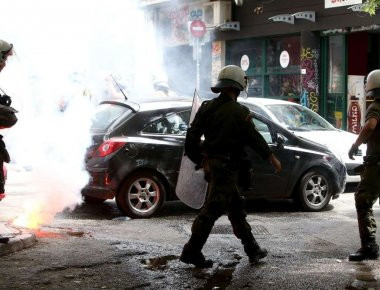 Μάχες πολιτών με τσιγγάνους στο Μενίδι - Η ΕΛ.ΑΣ. απωθεί με χημικά τους πολίτες (βίντεο) (upd)